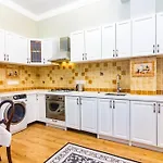Bright 4 Bedroom Apartment In Old Town