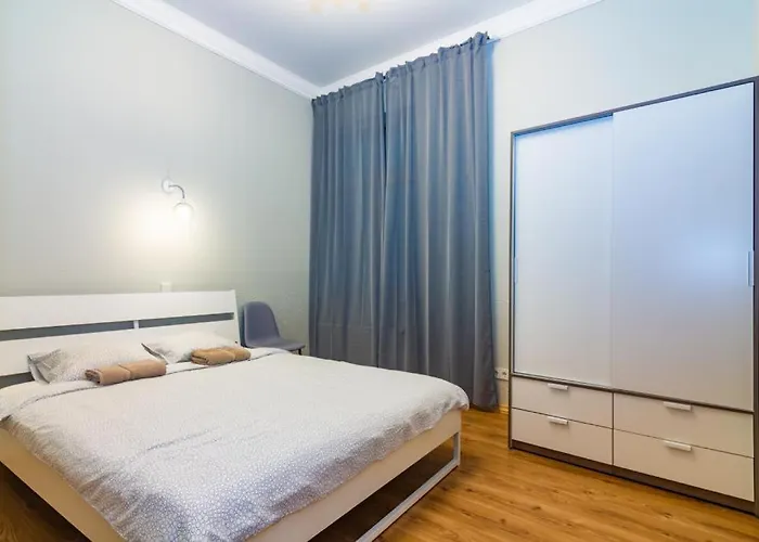 Bright 4 Bedroom Apartment In Old Town