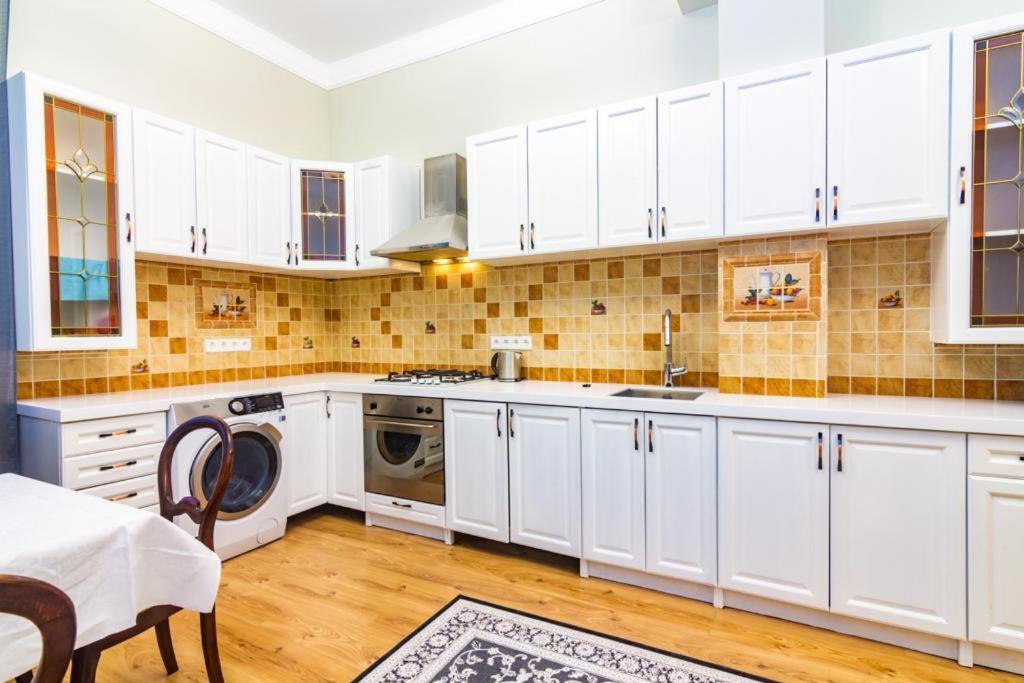 Bright 4 Bedroom In Old Town