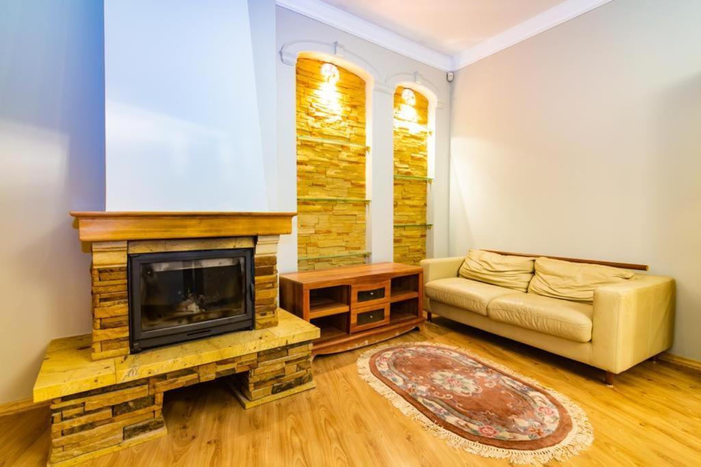 Bright 4 Bedroom In Old Town Appartement *
